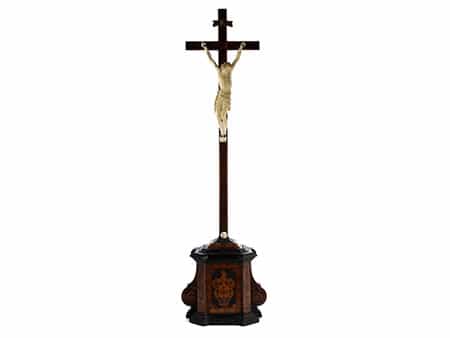Qualitätvolles Holzkreuz mit Corpus Christi in Elfenbein