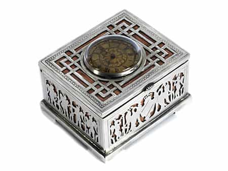 Kleine Wiener Spieldose in Silber mit Taschenuhrenwerk