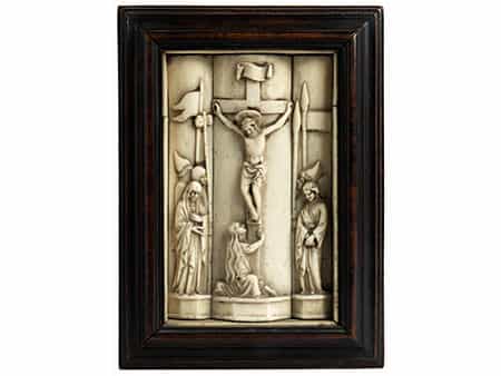 Dreiteilige Beinschnitzerei mit Darstellung Christi am Kreuz
