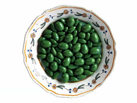 Fayence-Schaugerichtteller mit grünen Oliven