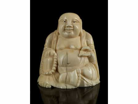 Elfenbeinnetsuke in Gestalt eines Buddhas mit Gebetskette