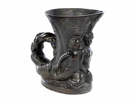 Bronzegefäß in Form einer Cornucopie mit Triton und Nereide