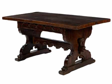 Tisch mit geschnitztem Unterbau im gotischen Stil