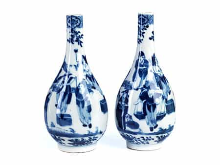 Paar blau-weiße Vasen