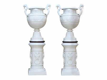 Paar gefasste Vasen auf Sockel im Empire-Stil