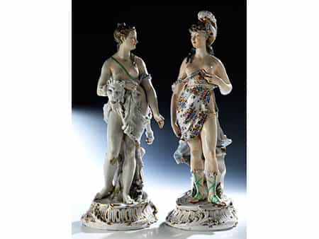 Paar große Porzellanfiguren weiblicher mythologischer Gestalten