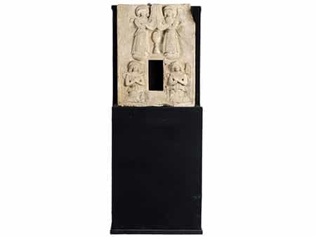 Museale Tabernakelfront in Stein mit gemeißelten Hochrelieffiguren von flankierenden Engeln
