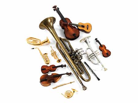Trompete und Konvolut Miniaturmusikinstrumente
