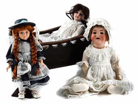 Drei Puppen und Wiege