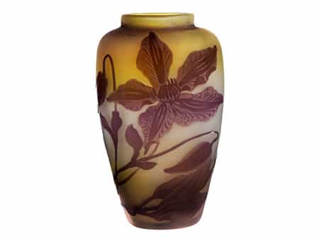 Kleine Vase mit Blütendekor, bezeichnet „Gallé“