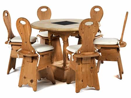 Runder Tisch mit sechs Stühlen