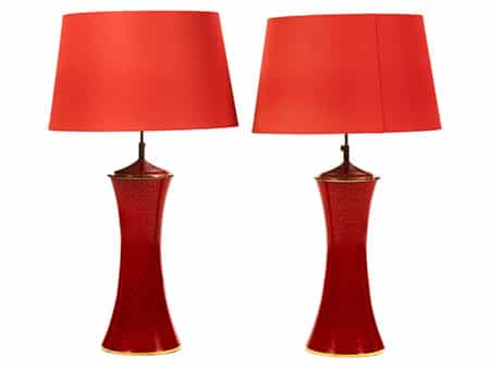 Paar Lampen mit rotem Fuß
