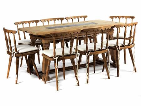 Tisch und acht Stühle