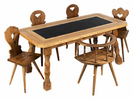 Tisch und fünf Stühle