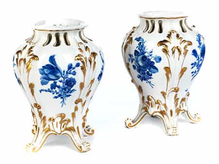 Zwei seltene Meißener Potpourri-Vasen