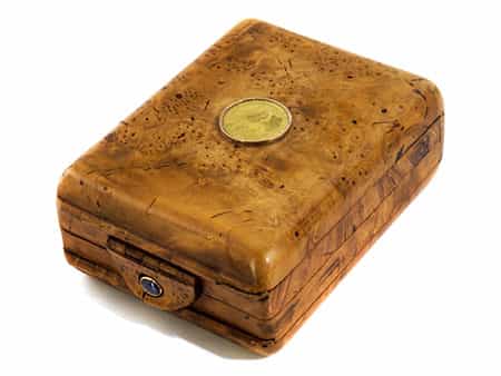 Holz-Zigarrendose mit Goldmünze von Fabergé