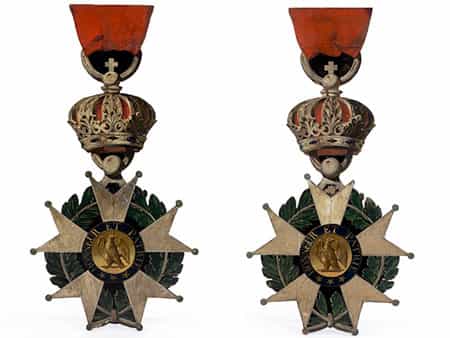 Paar hölzerne Wanddekorationen in Form von Orden der Légion d’honnheur