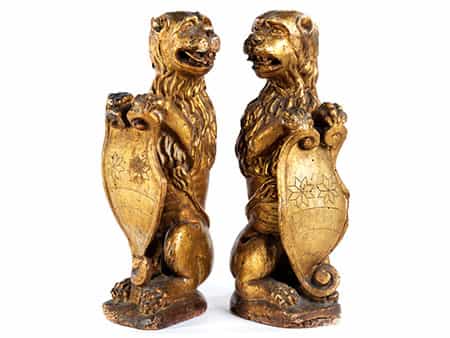 Paar geschnitzte Löwen als Wappenträger