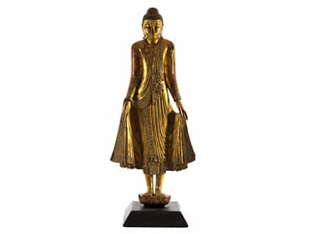 Nahezu lebensgroßer stehender Mandalay-Buddha