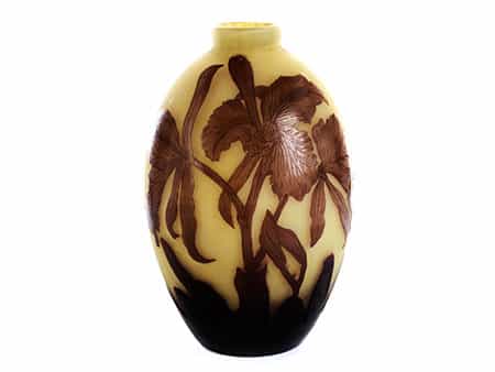 Vase mit Liliendekor, signiert „A. de Latte“