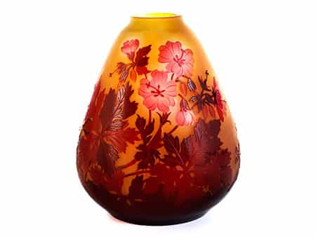 Tropfenförmige Vase mit Blumendekor, signiert „Gallé“