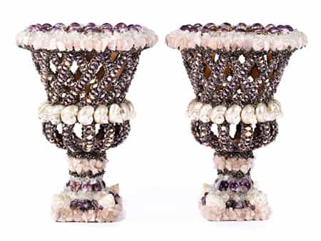 Paar dekorative Vasen mit Muschelbesatz, Thomas Boog, zug.