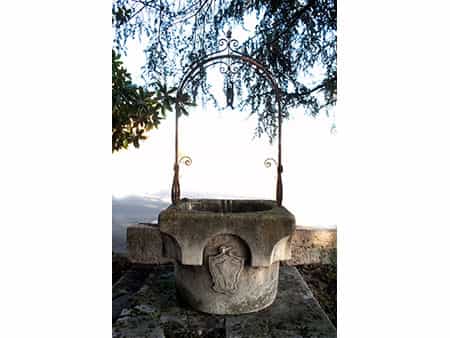 Steinbrunnen mit Wappen