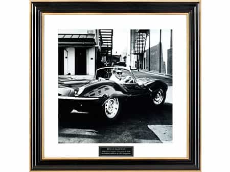 Steve McQueen in seinem Jaguar