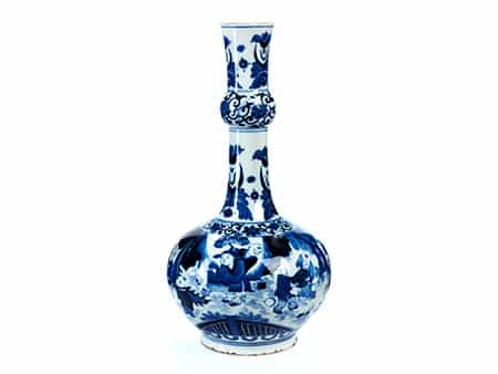 Große blau-weiße Vase