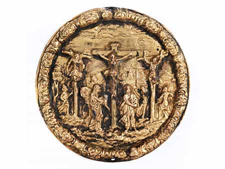 Vergoldetes Bronzerelieftondo mit Kalvarienbergszene