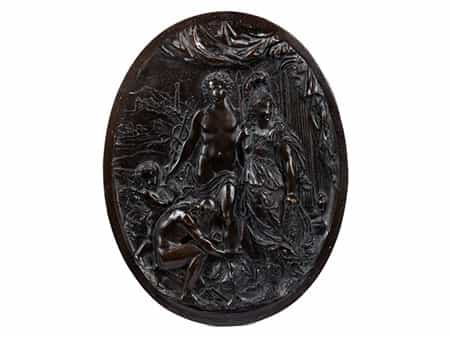 Ovales Bronzerelief mit antiken Götterdarstellungen