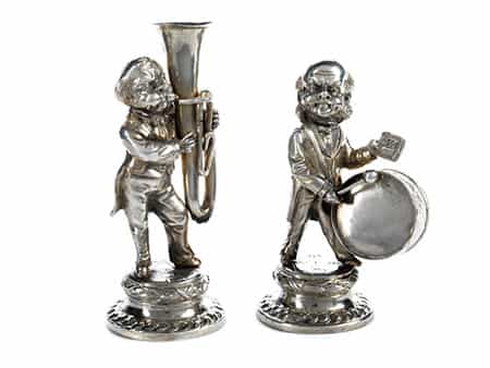 Paar silberner Musiker mit Tuba und Trommel