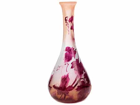 Keulenförmige Glasvase mit Weinlaubdekor