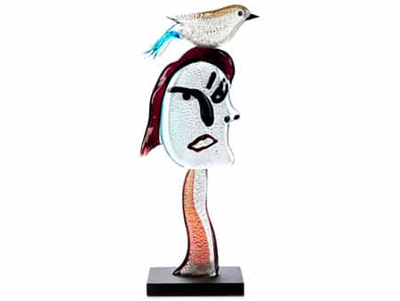 Glasskulptur einer Frau mit Vogel auf dem Kopf