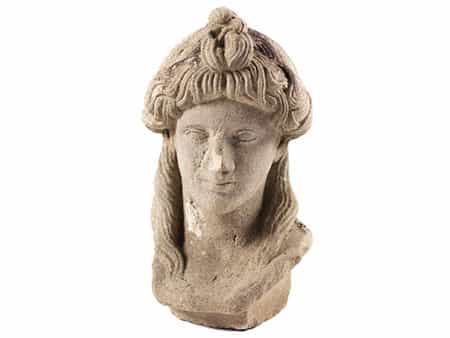 Antikisierender Frauenkopf in grauem Sandstein