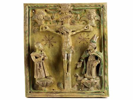 Glasiertes Tonrelief mit Darstellung des Kreuzes Christi zwischen zwei Heiligenfiguren