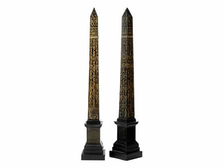 Paar Obelisken mit Hieroglyphen