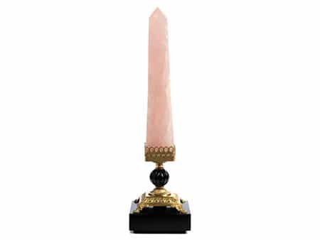 Dekorativer rosafarbener Felsenkristall-Obelisk