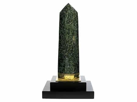 Polychromer grüner Jaspis in Obeliskform