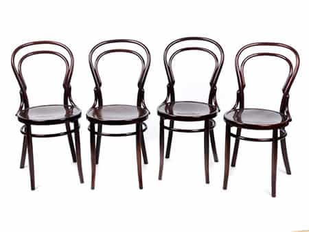 Vier Stühle im Thonet-Stil