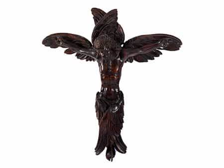 Äußerst seltene museale Kreuzesdarstellung mit Seraphimflügeln