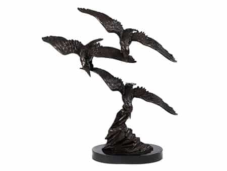 Bronzeskulptur dreier Adler auf schwarzem Marmorsockel