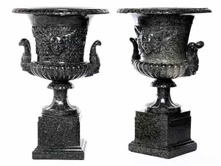 Paar klassizistische Vasen in antiker Kraterform in Serpentinstein