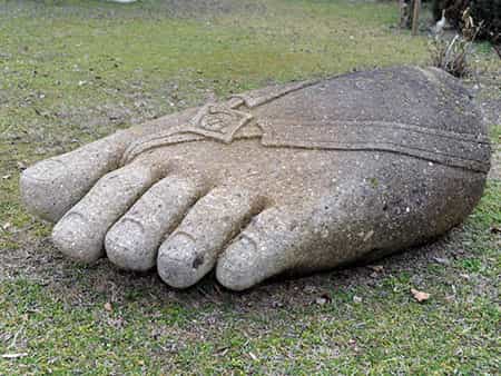 Antikischer Fuß in Sandstein