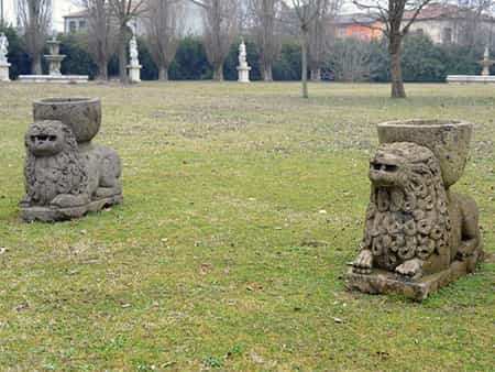 Paar antikische Löwenskulpturen