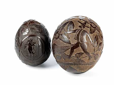Zwei beschnitzte Kokosnüsse