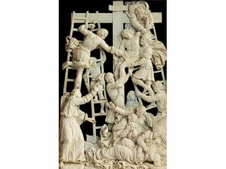 Elfenbein-Reliefschnitzerei mit Darstellung der Kreuzabnahme Christi in vergoldetem Kastenrahmen