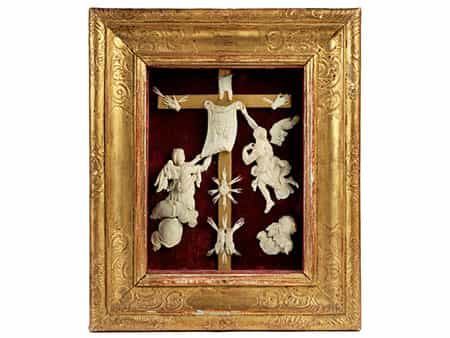 Elfenbeinschnitzerei mit dem Schweißtuch der Veronika und Engeln in barocker Kastenrahmung
