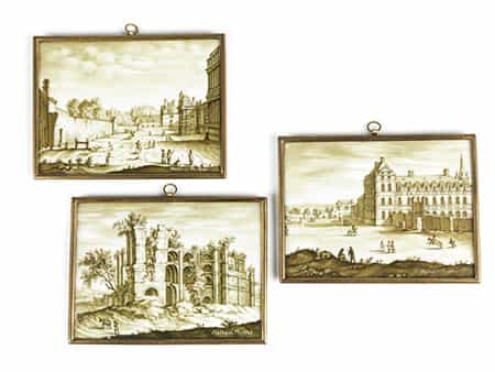 Drei Sèvresplaketten mit Grisaillegemälden