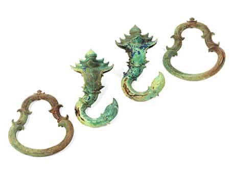 Vier Bronzehaken- und ringe